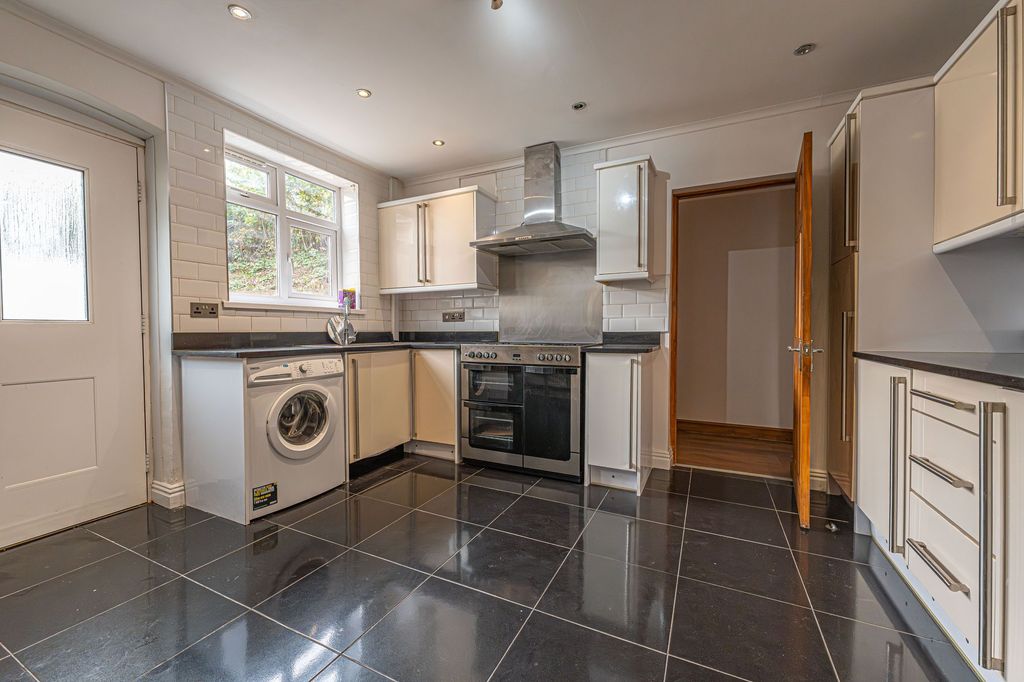 Property photo 3 of 32