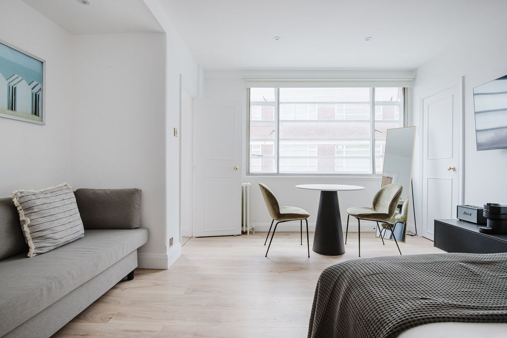 Property photo 1 of 17 Lounge Area