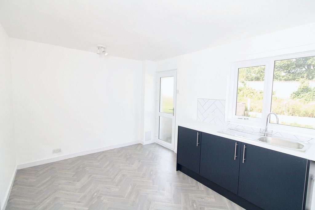 Property photo 3 of 11 Dining Area
