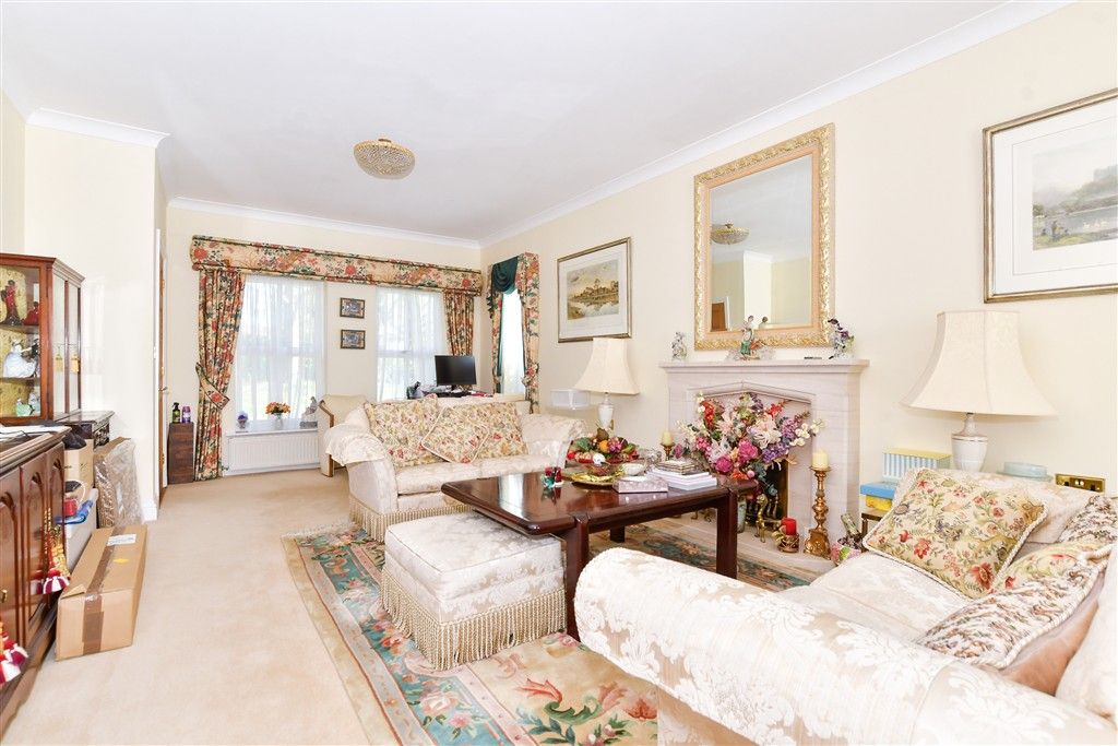 Property photo 3 of 18 Lounge