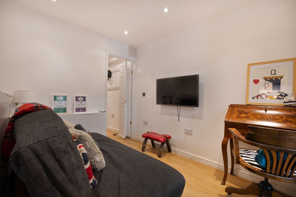 4 bed terraced house for saleSt.Christopher Gardens, Ascot SL5 photo 4