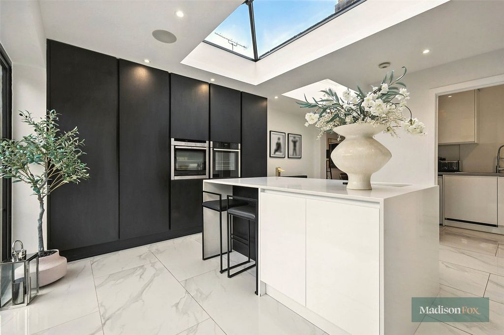 Property photo 2 of 29 Picture No. 28