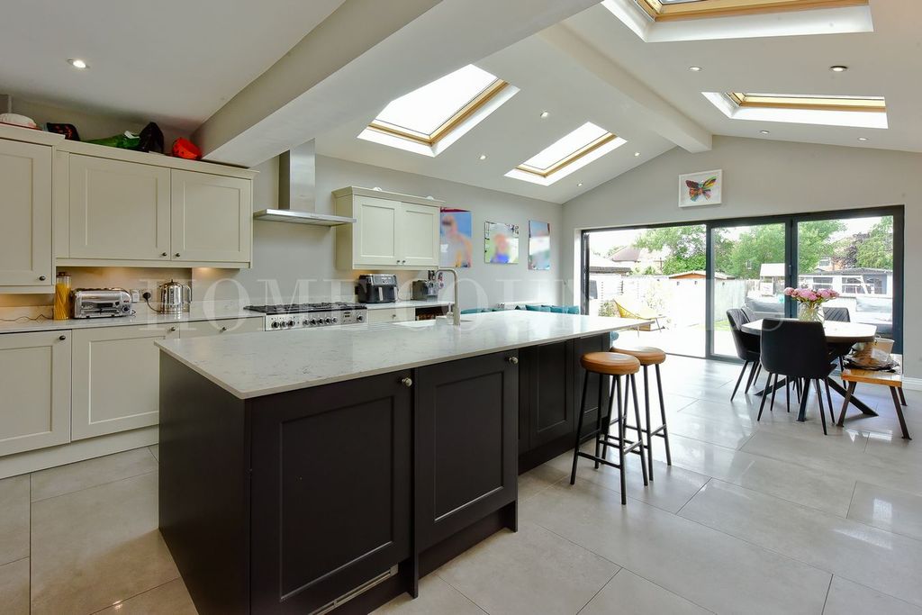 Property photo 2 of 33