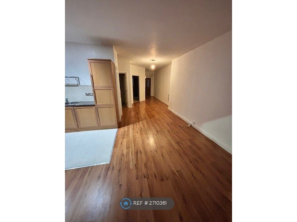 Property photo 3 of 7 Lounge/Hallway