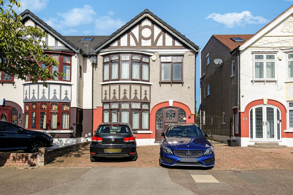 Property photo 1 of 14 4 Bed End-Terrace House For Sale Beechwood Gardens, Ilford Ig5 0Aq