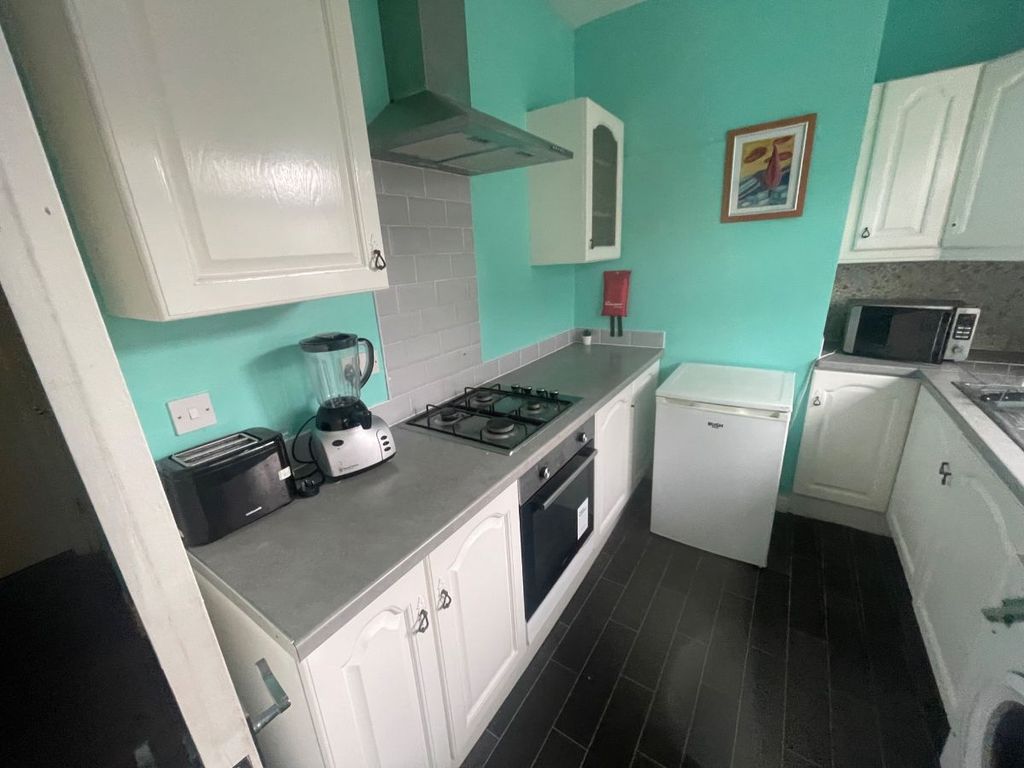 Property photo 2 of 8 Kitchen