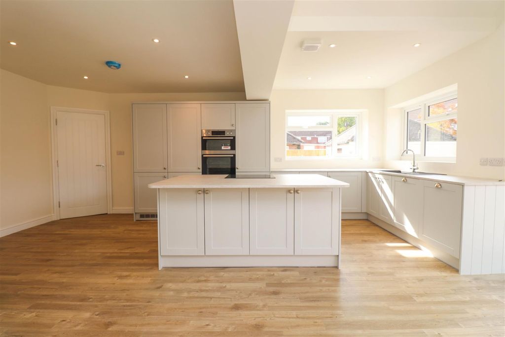 Property photo 3 of 20 Kitchen/Breakfast Room