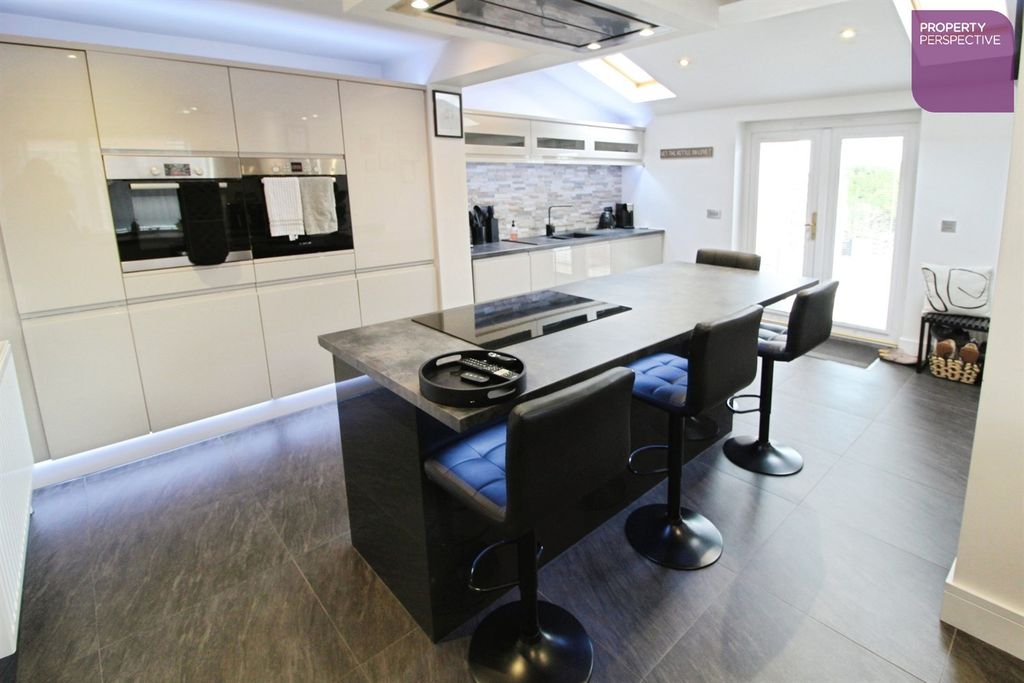 Property photo 3 of 12 Dining Kitchen