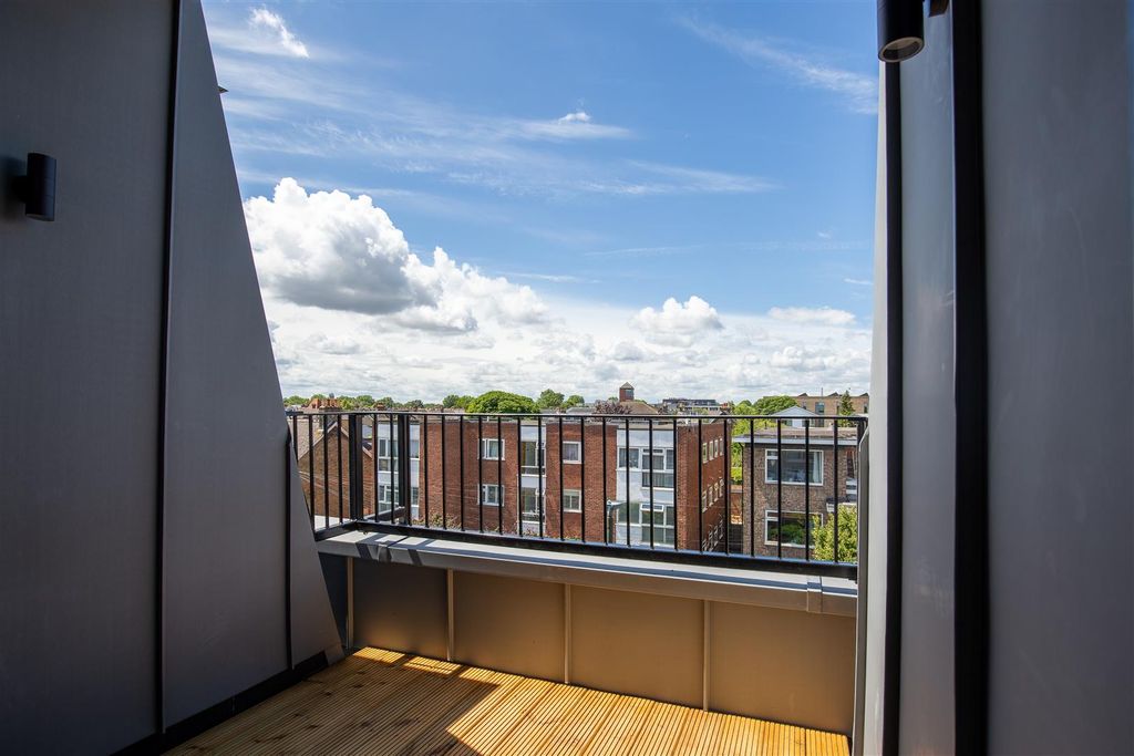 Property photo 3 of 9 Wimbledon Flat-17.Jpg