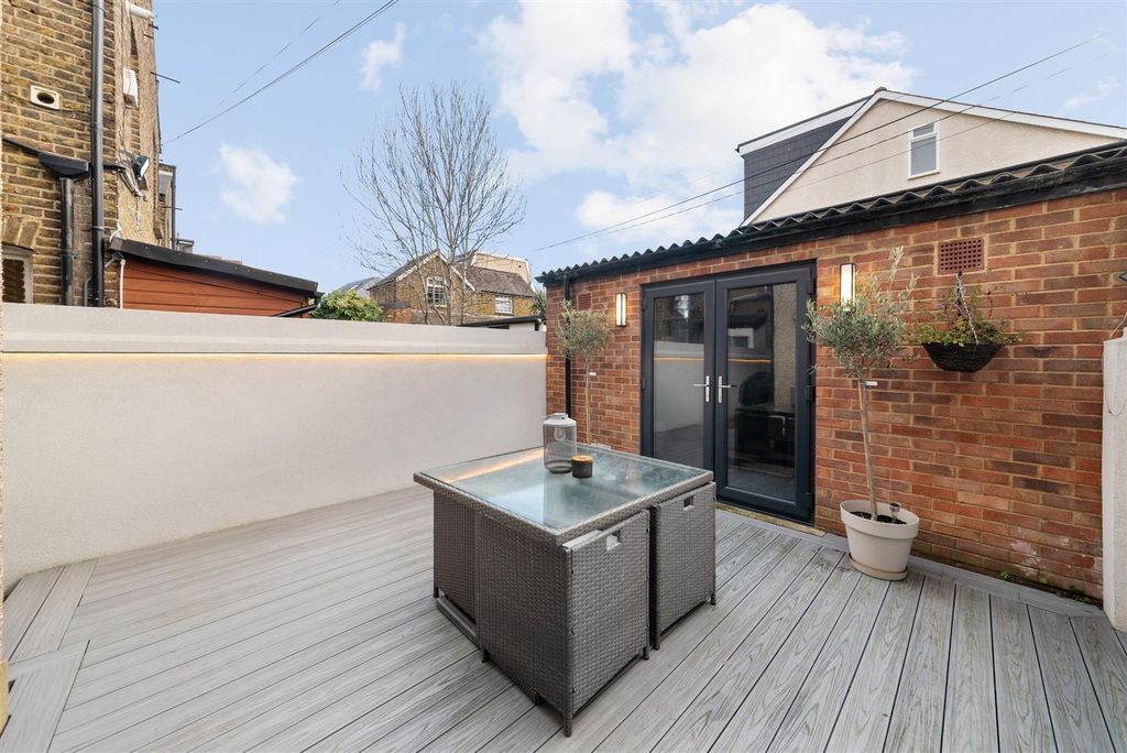 Property photo 3 of 14 Garden