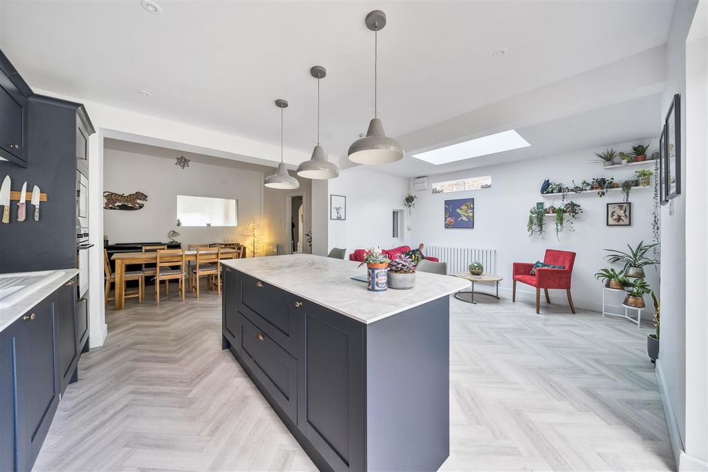 Property photo 2 of 19 1347730-19-68B9B1B1Abd44.Jpg