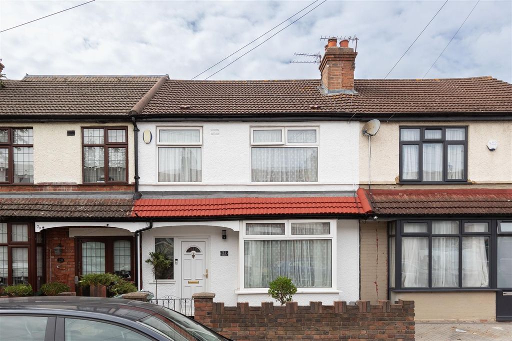 Property photo 1 of 31 York Road, E4