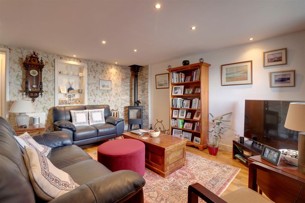 Property photo 3 of 20 Lounge