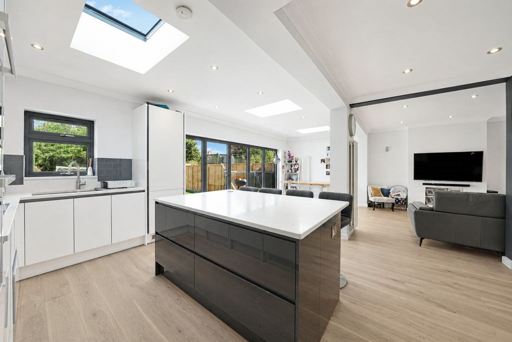 Property photo 3 of 21 4939344