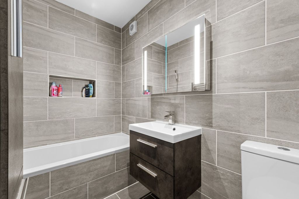 Property photo 3 of 26 Bathroom