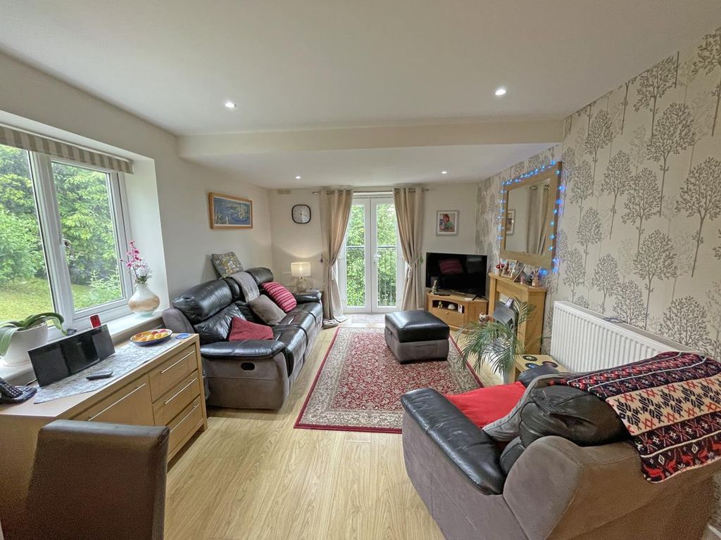 Property photo 3 of 15 Grantley Gardens 96A - Lounge Area.Jpg