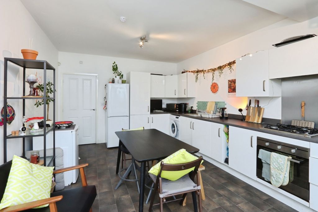 Property photo 3 of 14 Kitchen