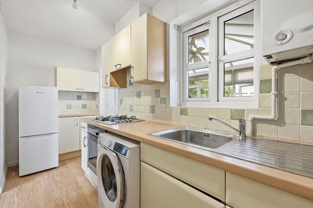 Property photo 3 of 12 Fitted Kitchen
