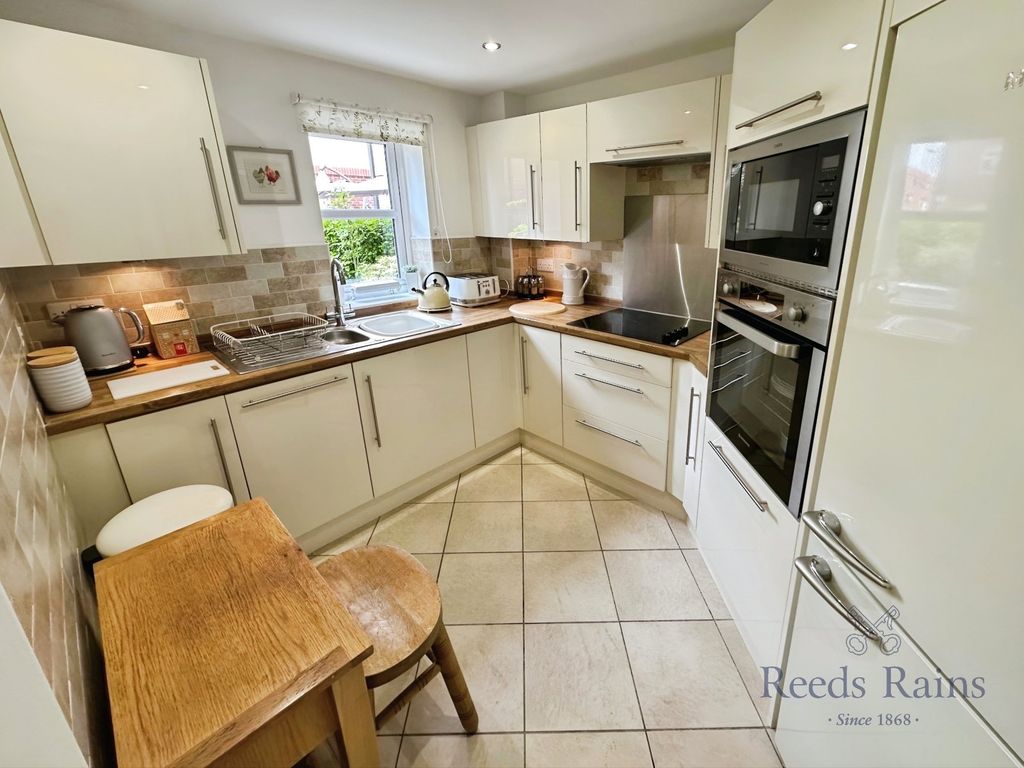 Property photo 3 of 11 Kitchen