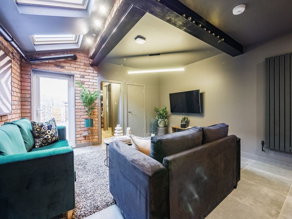 Property photo 1 of 14 A Stylish Contemporary Living Room With Exposed Br...