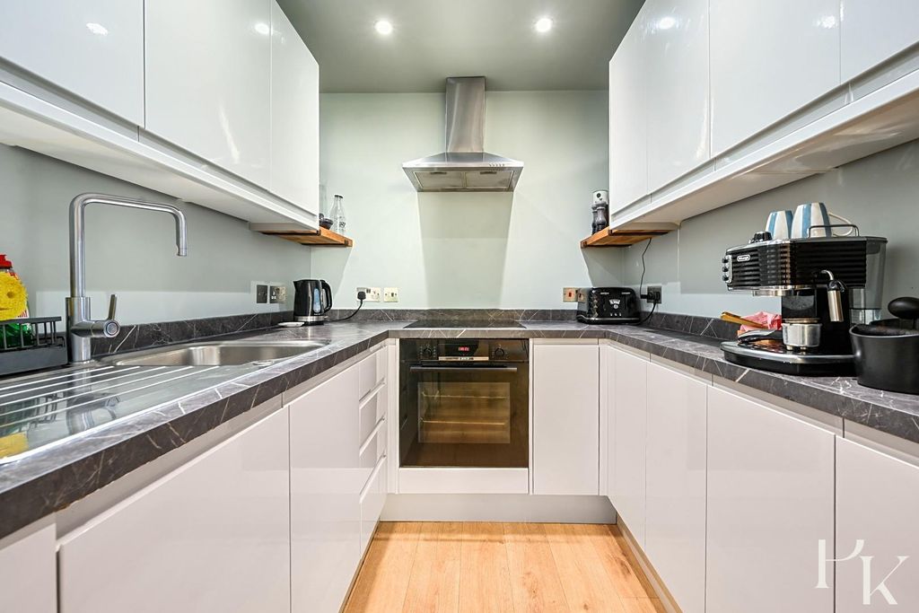 Property photo 3 of 18 Kitchen