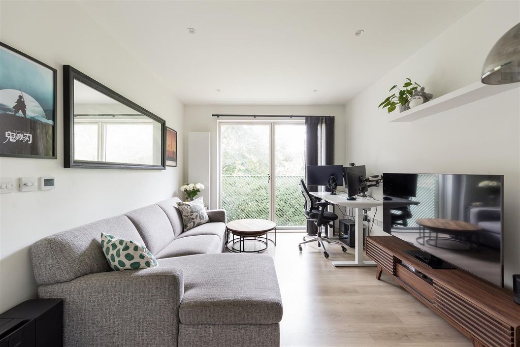 Property photo 3 of 17 Gardner Close, E11