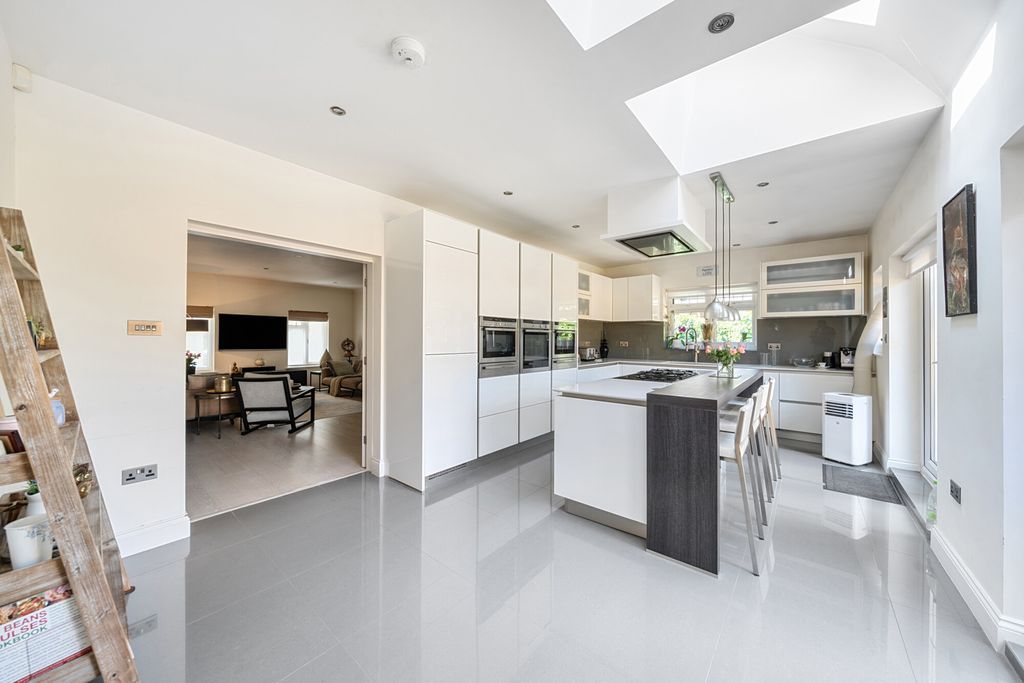 Property photo 2 of 19 1320482-15-686d3F...