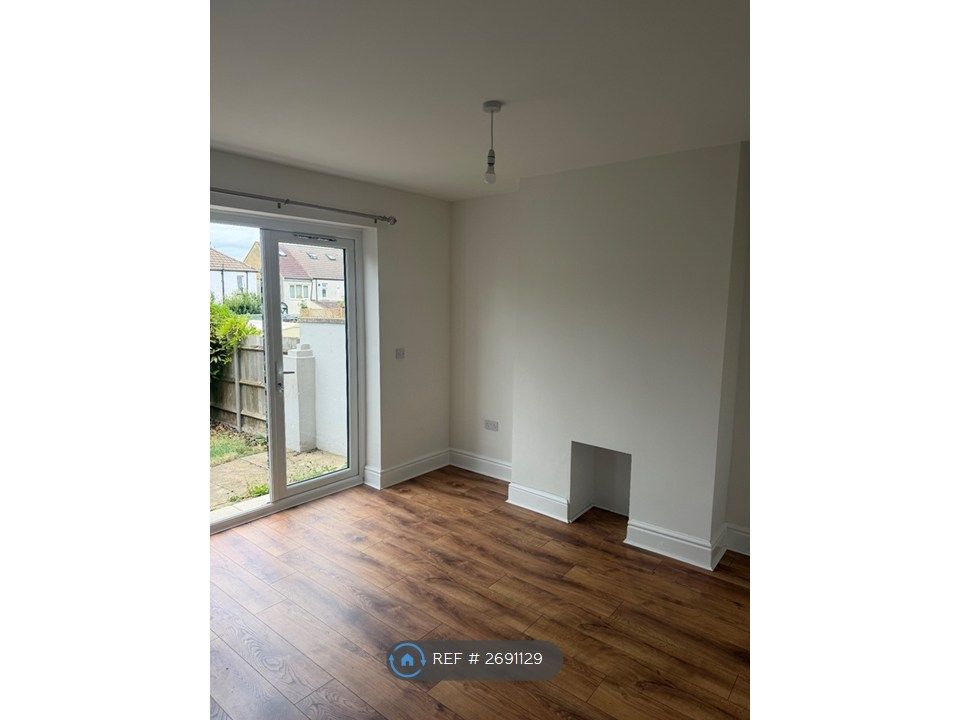 Property photo 3 of 9 Dining Room