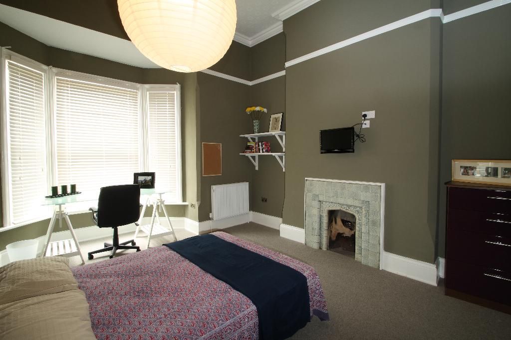 Property photo 2 of 7 F2.7Aws Bedroom