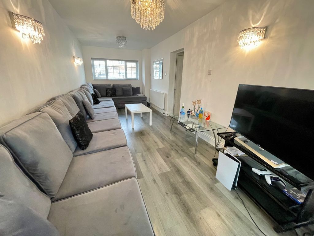 Property photo 3 of 12 4900572