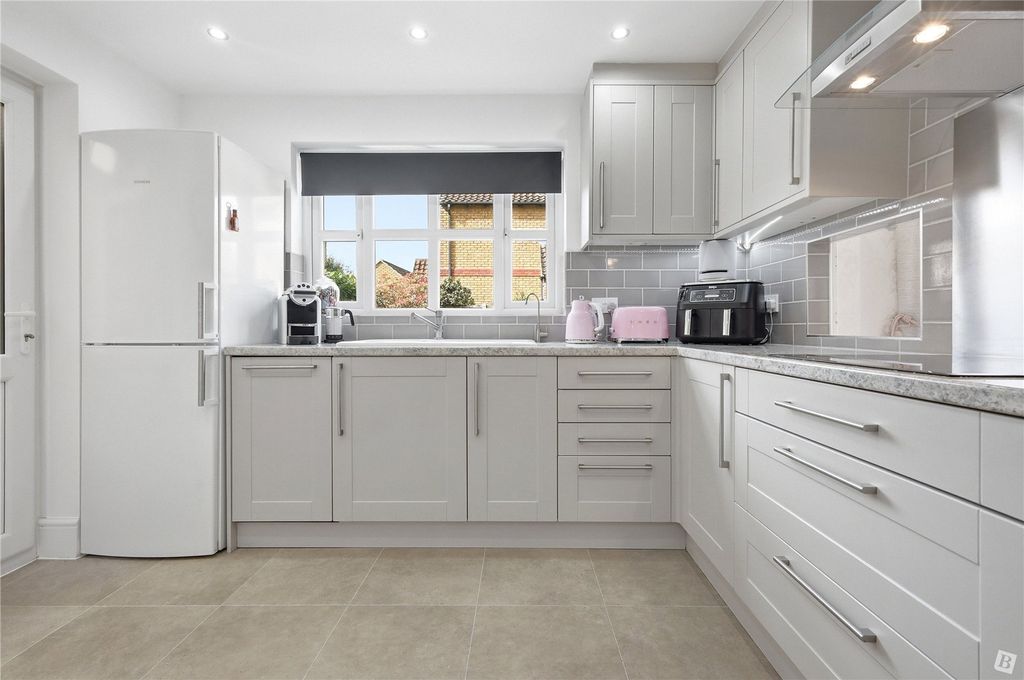 Property photo 3 of 17 Kitchen