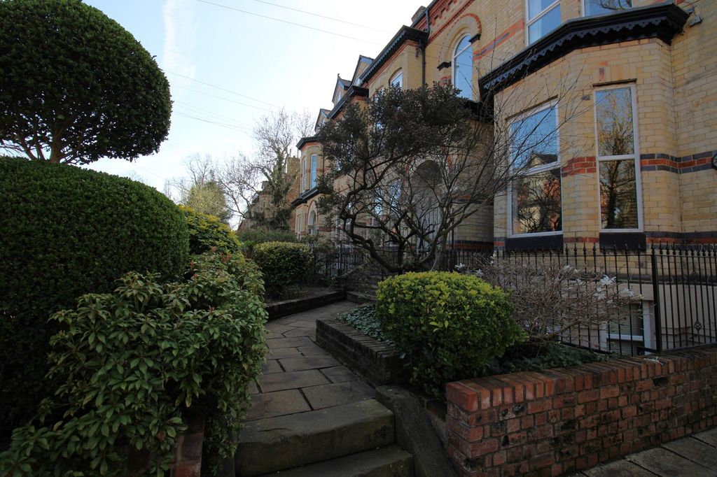 Property photo 2 of 16 Front Garden