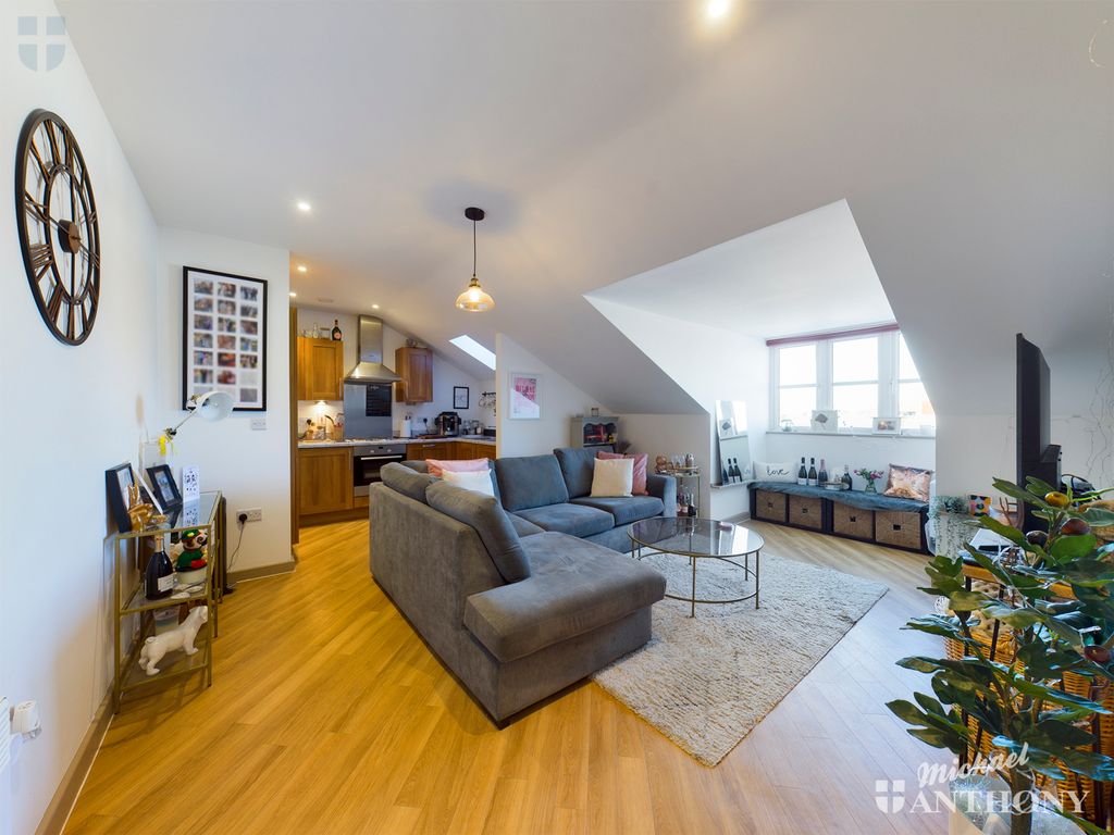 Property photo 3 of 6 Lounge