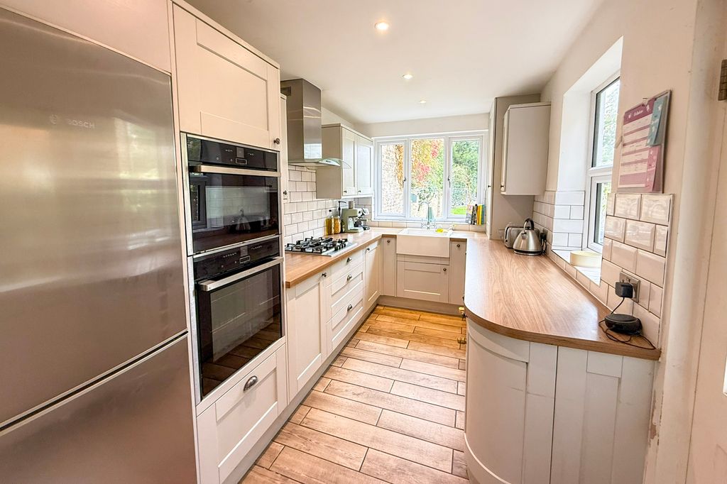 Property photo 3 of 11 Kitchen