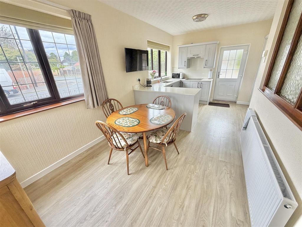Property photo 3 of 31 Dining Kitchen