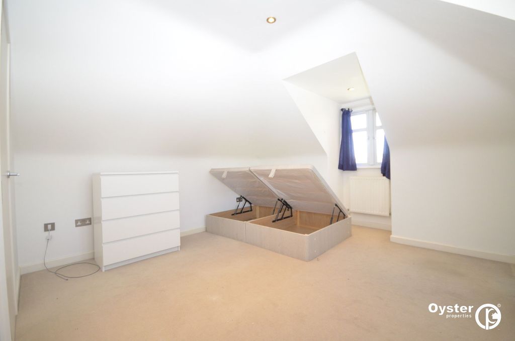 Property photo 3 of 10 Bedroom