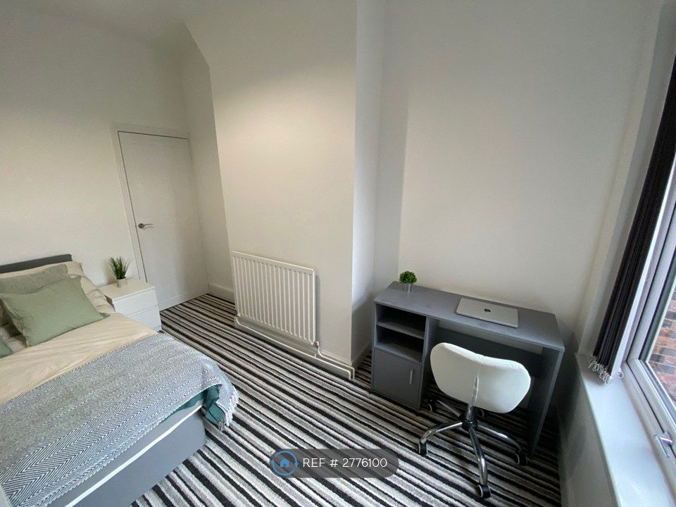 Property photo 1 of 18 Upstairs Middle