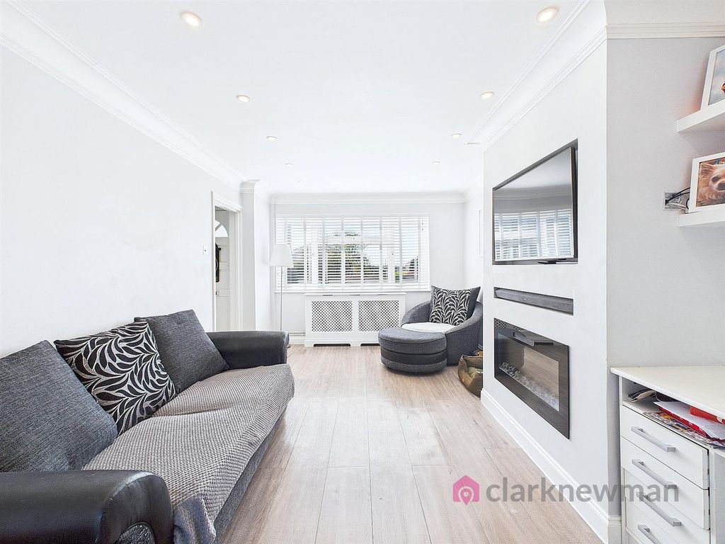 Property photo 3 of 12 Lounge
