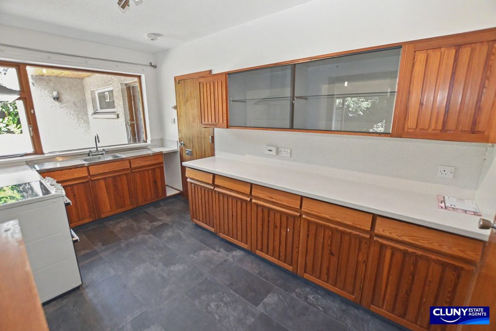 Property photo 2 of 25