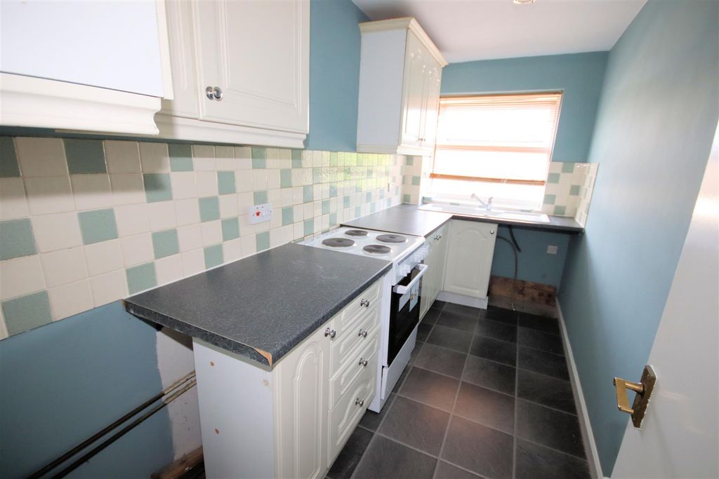 Property photo 2 of 8 Fitted Kitchen
