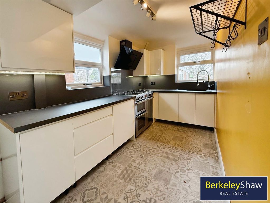 Property photo 3 of 18 Kitchen