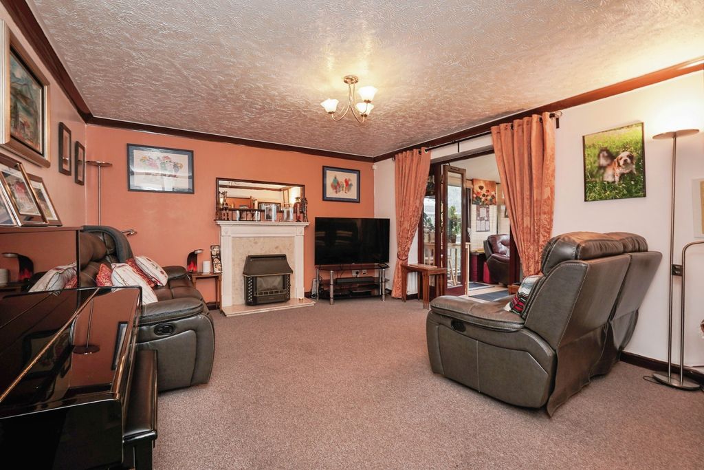 Property photo 3 of 23 Lounge