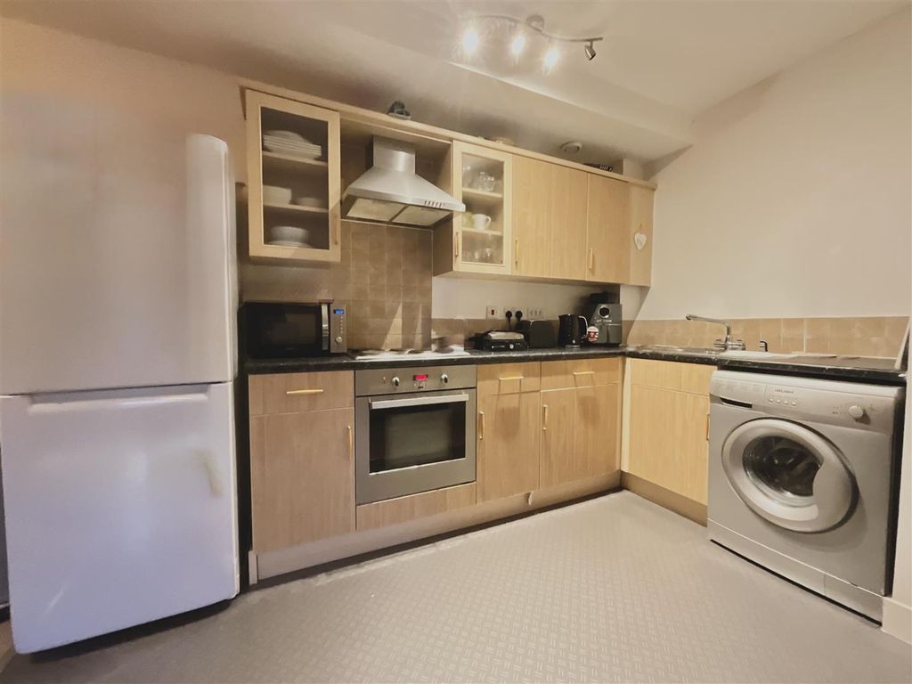 Property photo 3 of 11 Lounge / Kitchen