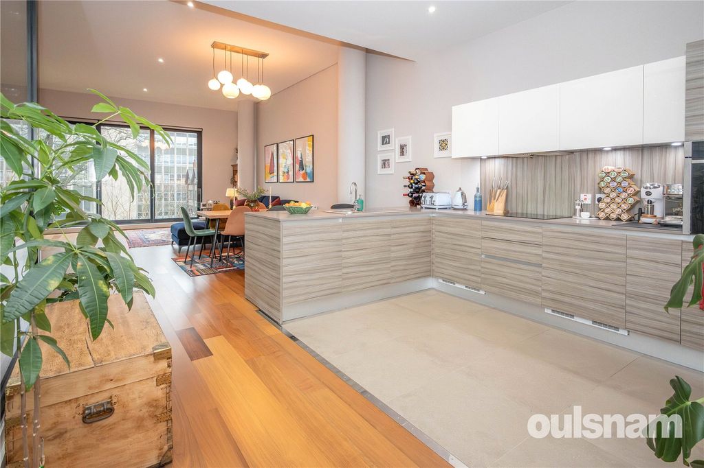 Property photo 2 of 33 Picture No. 23