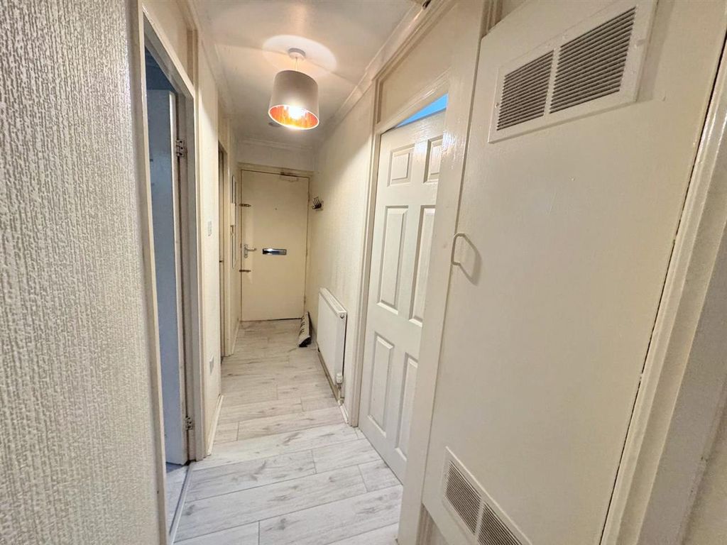 Property photo 2 of 8 Entrance Hall