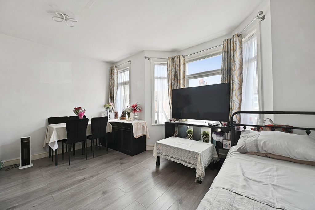 Property photo 1 of 8 Graham Road, Harrow Wealdstone, Middlesex Ha3