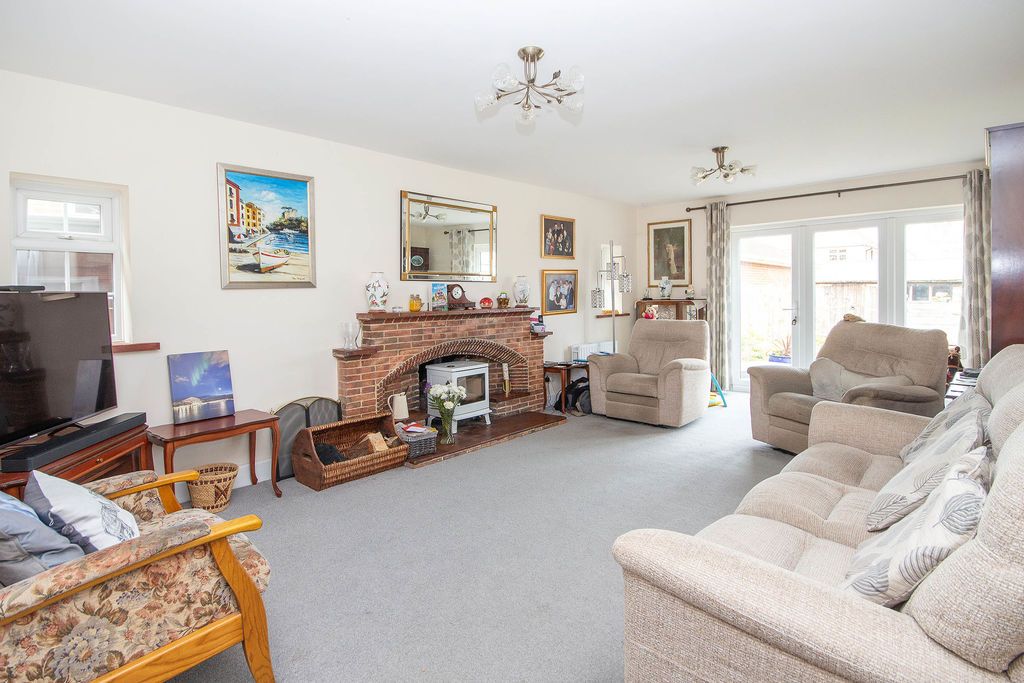 Property photo 3 of 20 Lounge