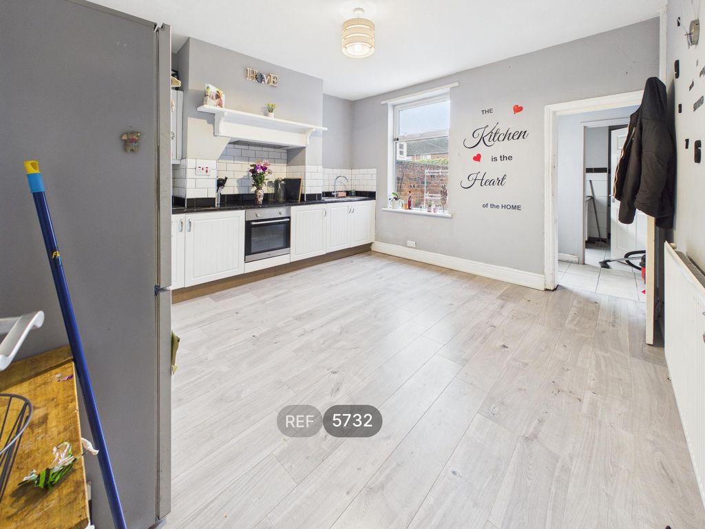 Property photo 3 of 17 Kitchen