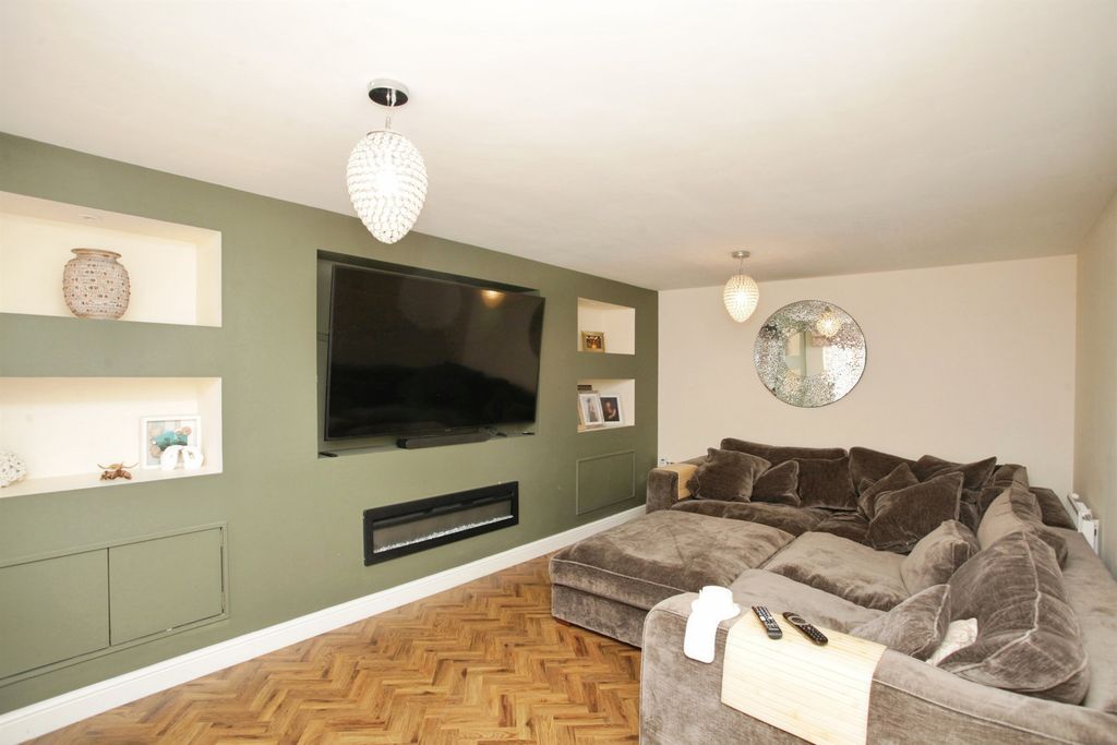 Property photo 2 of 32