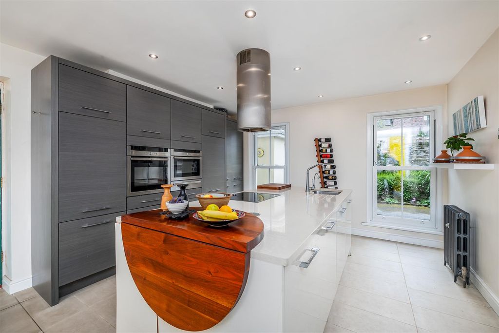 Property photo 3 of 31 Kitchen